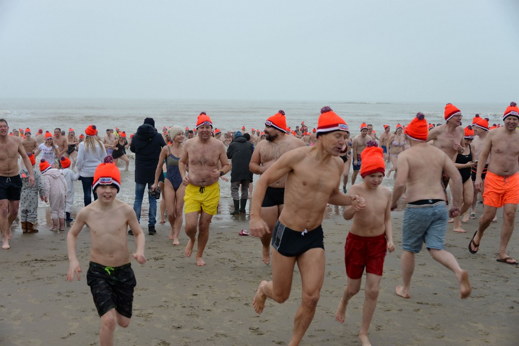 ../Images/Nieuwjaarsduik Noordwijk 2020 082.jpg